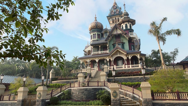mystic mansion at hong kong disneyland